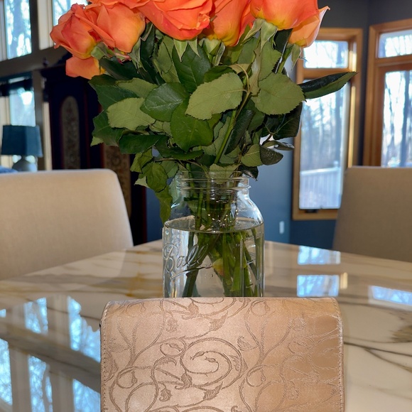 VINTAGE SOFT PINK FABRIC SCROLL PATERN PURSE WITH GOLD CHAIN - Picture 2 of 13